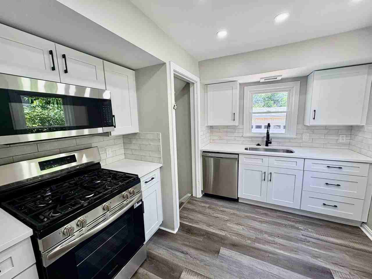 4165 Harwood Rd - Photo 4 of 14