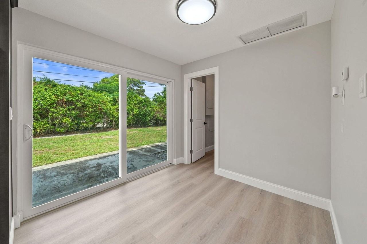 2071 W Carrol Cir - Photo 3 of 15