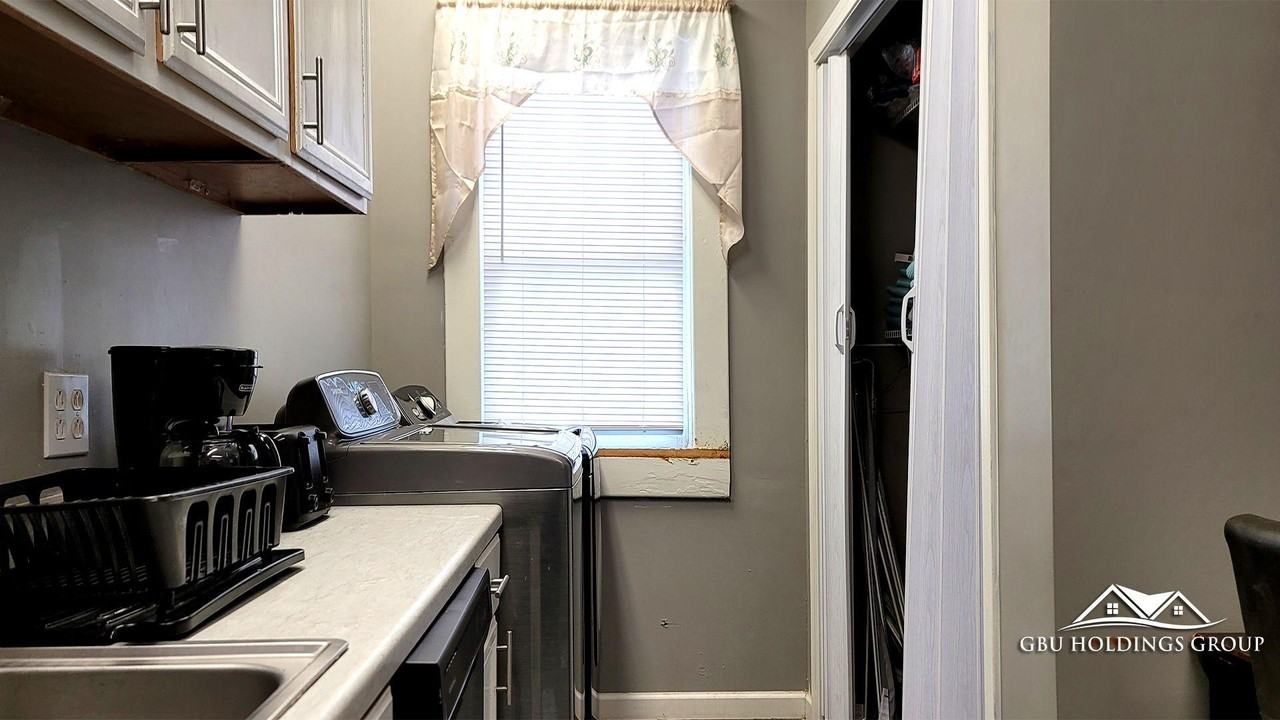 Duncan Ave - Photo 3 of 50