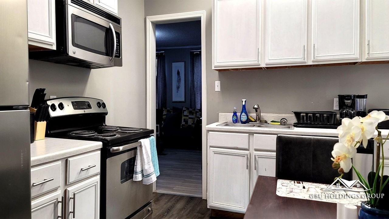 Duncan Ave - Photo 7 of 50