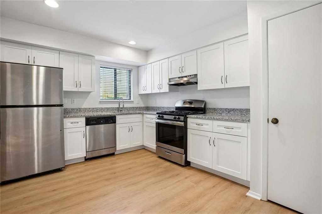 2035 Powers Ferry Trce Se - Photo 3 of 23