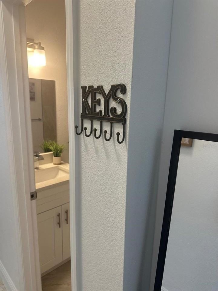 1635 Evergreen St - Photo 2 of 10