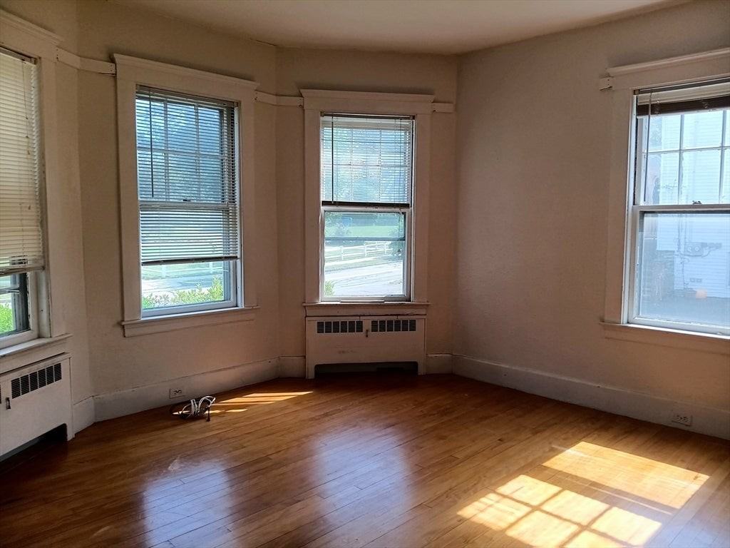 451 Wolcott St - Photo 4 of 9