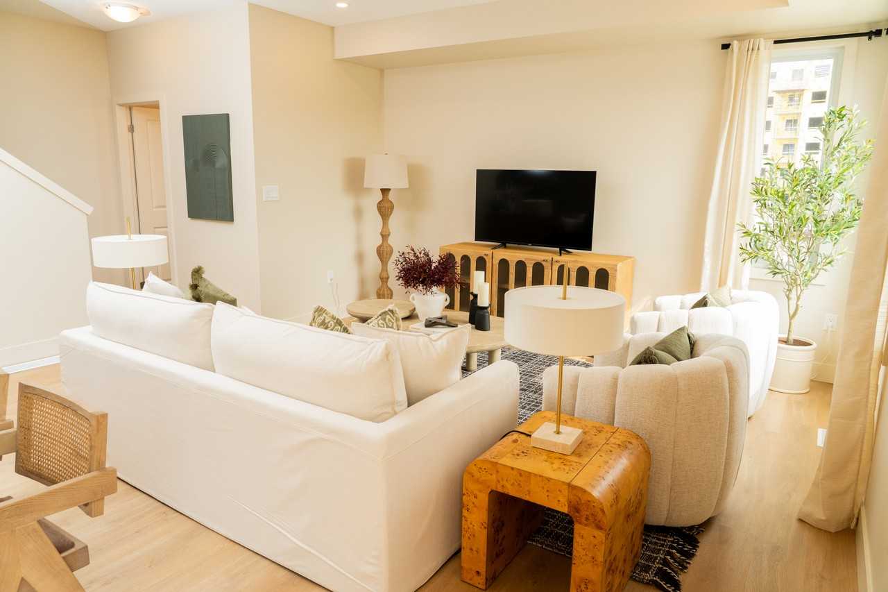 460 Asher Crescent - Photo 7 of 17