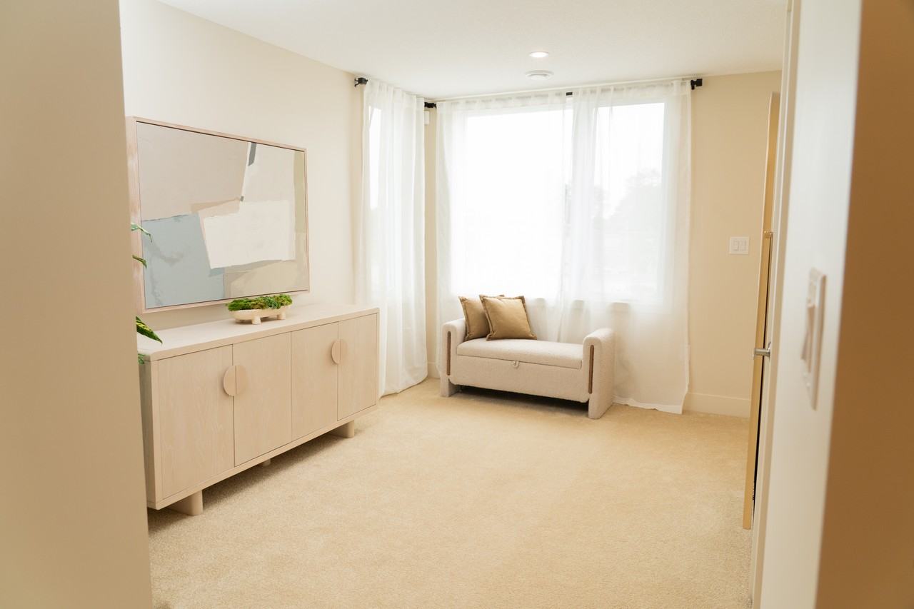 460 Asher Crescent - Photo 4 of 17