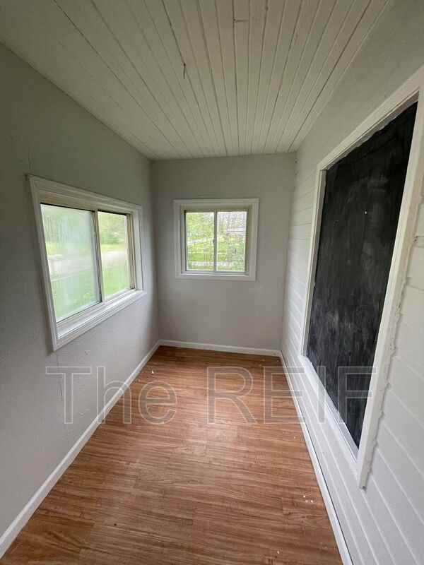 1082 W Juliah Ave - Photo 2 of 16