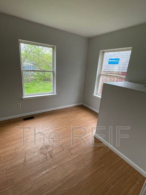 1082 W Juliah Ave - Photo 3 of 16
