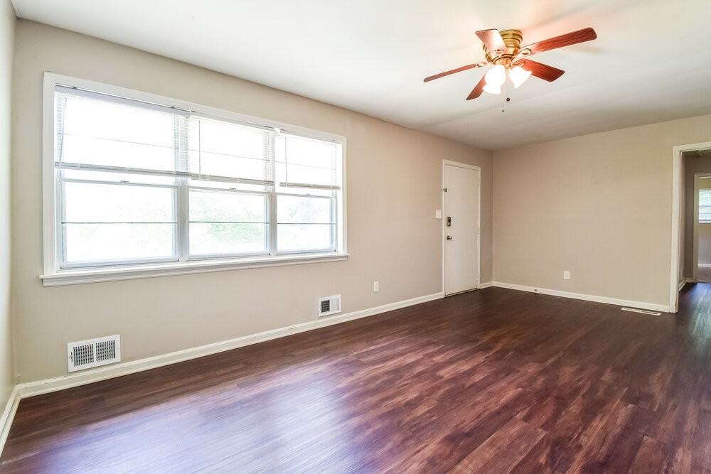 4009 Castle St - Photo 5 of 16