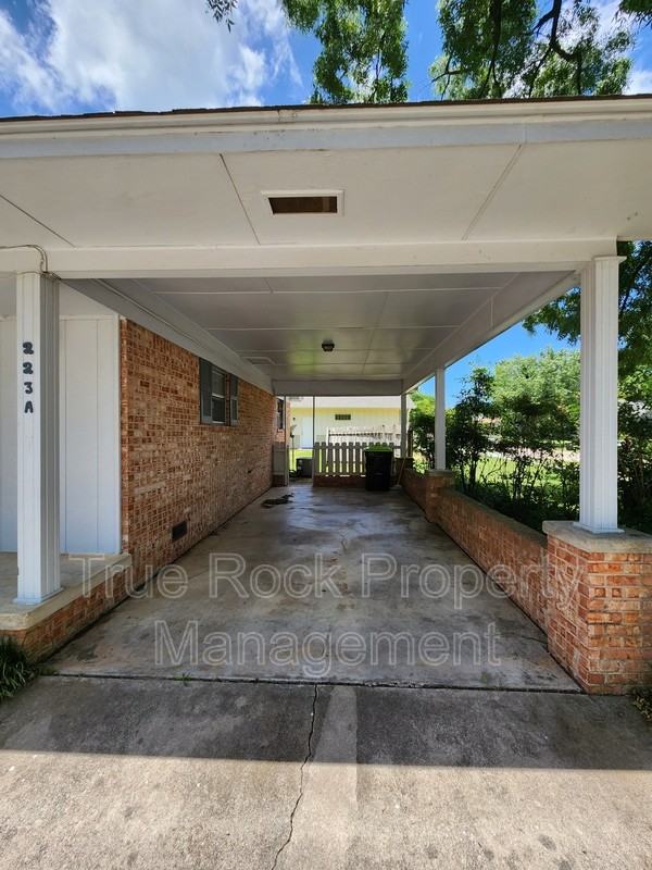 223 E 17th St Apt A - Photo 3 of 9