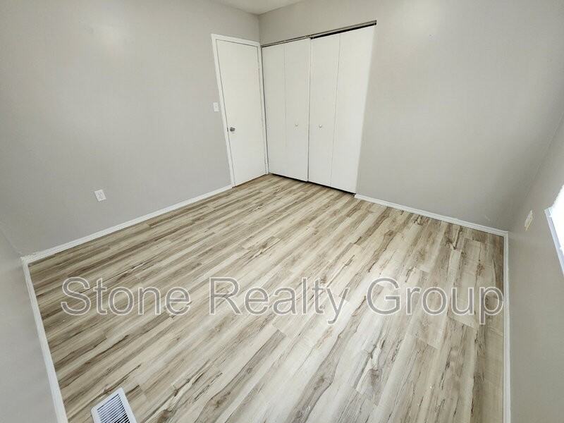 2262 3rd Ave - Photo 6 of 12