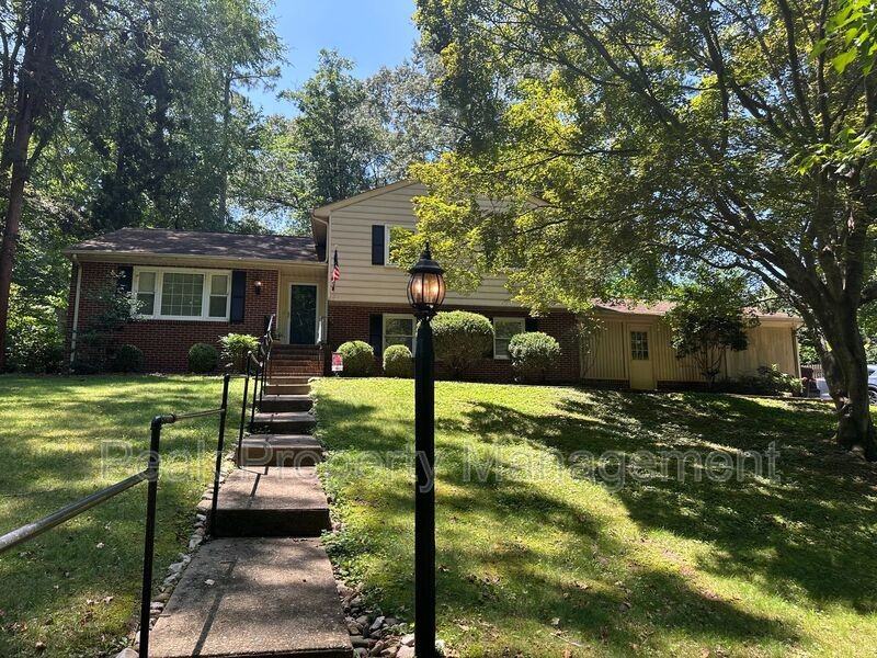 2332 N Riverside Dr - Photo 2 of 7