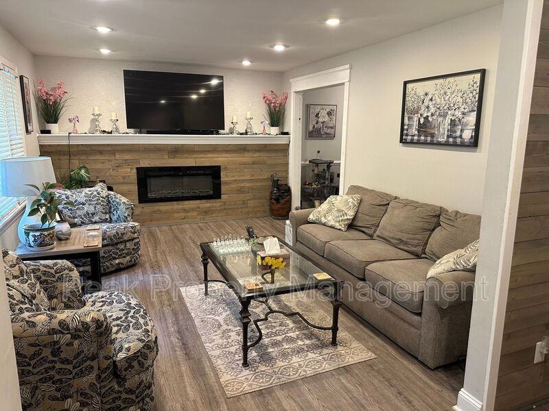 2332 N Riverside Dr - Photo 3 of 7