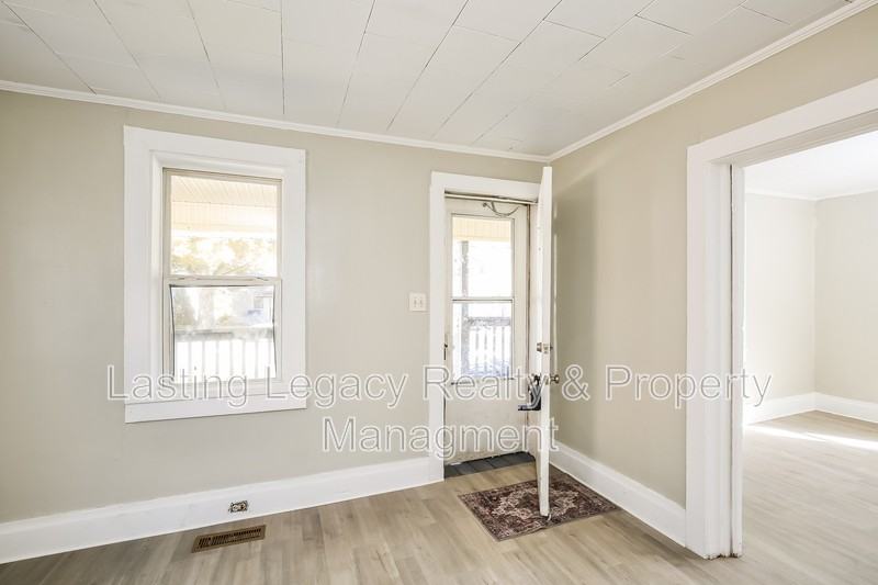 438 W 24th St - Photo 3 of 9