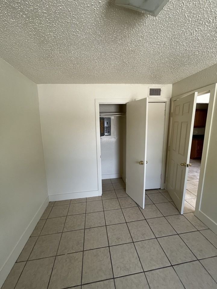 536 South 54th Street - Photo 4 of 15