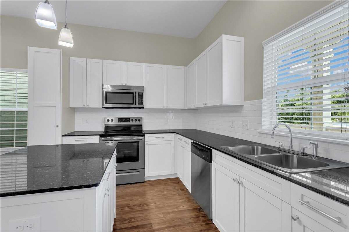 357 North Woods Street - Photo 3 of 23