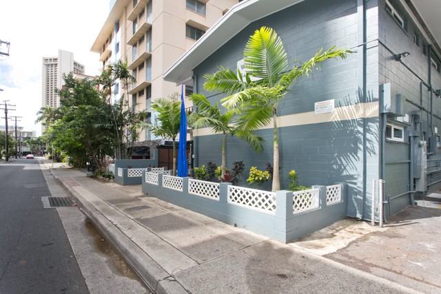 242 Kaiulani Avenue - Photo 3 of 38