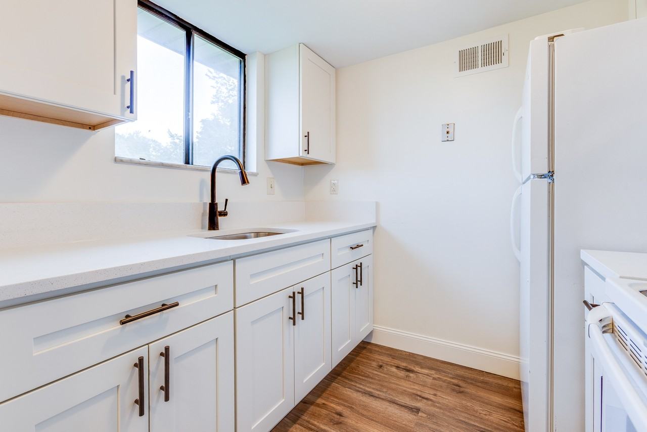 160 Glenn Street - Photo 5 of 17
