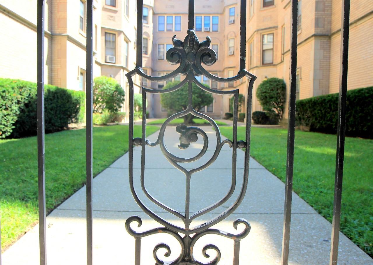 7443-49 N. Claremont - Photo 3 of 15