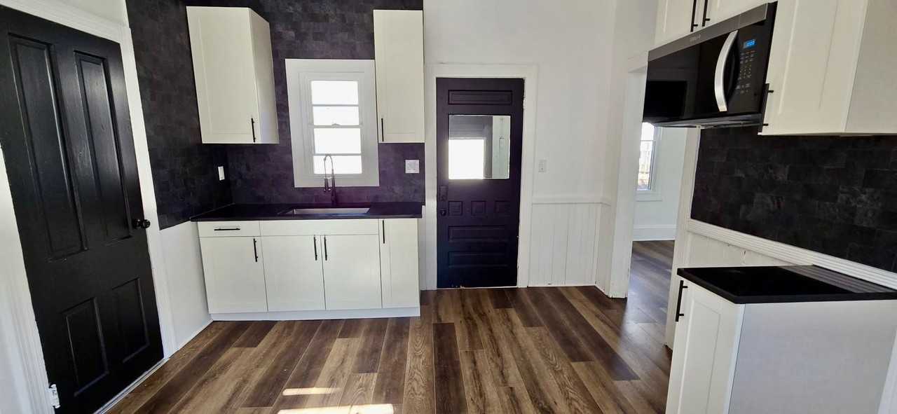 1406 E 47th St - Photo 2 of 11