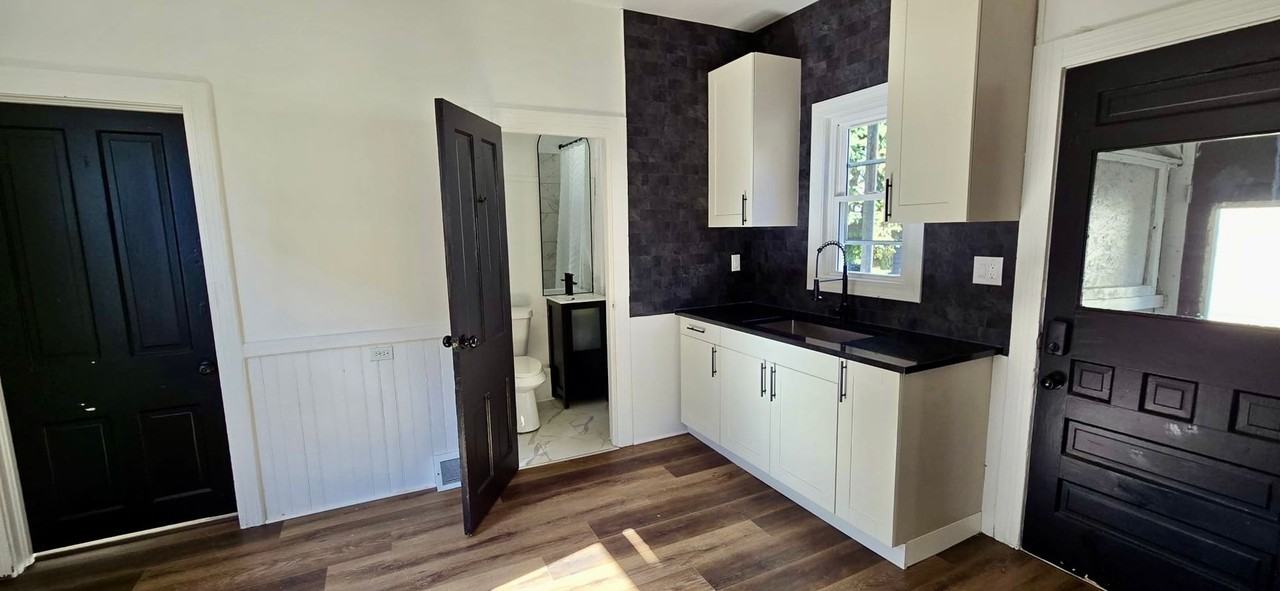 1406 E 47th St - Photo 3 of 11