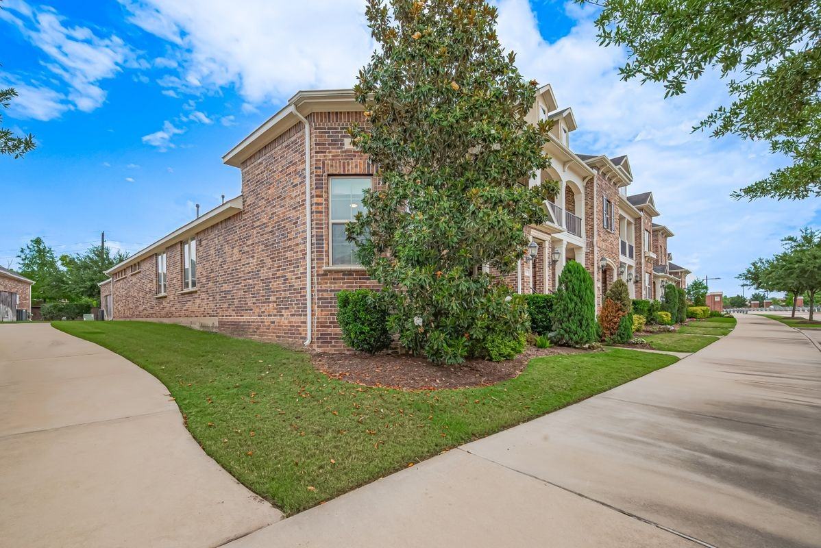 442 Imperial Blvd - Photo 2 of 24