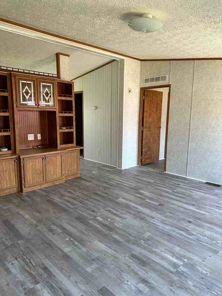 2741 Crab Tree St - Photo 5 of 23