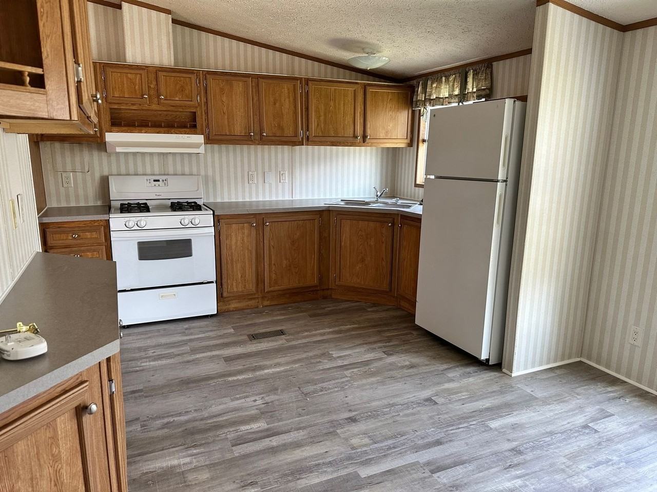 2741 Crab Tree St - Photo 3 of 23