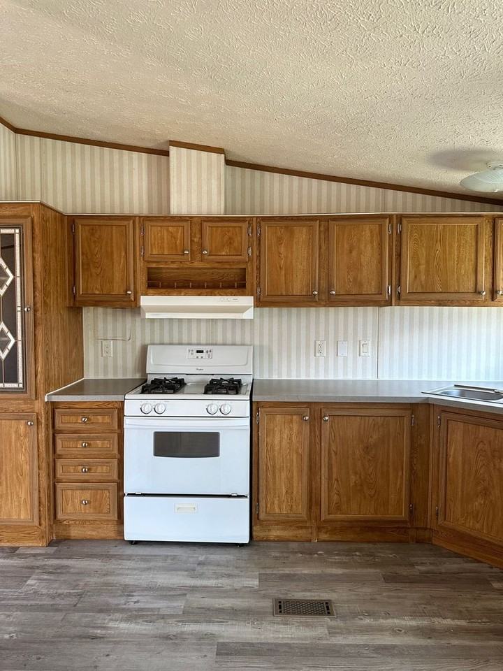 2741 Crab Tree St - Photo 4 of 23