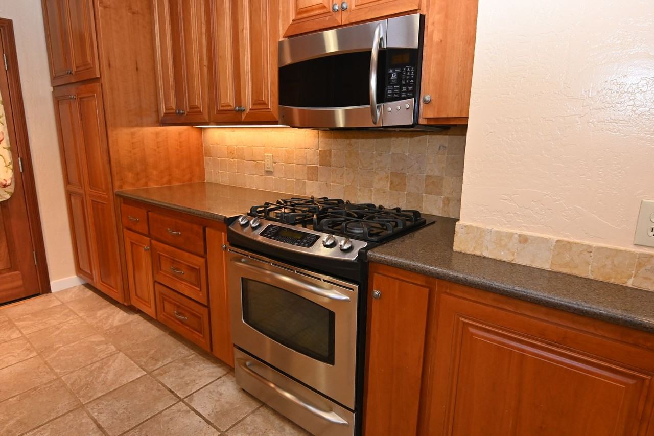 470 Macarthur Ave - Photo 2 of 16