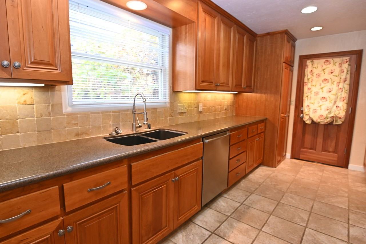470 Macarthur Ave - Photo 3 of 16