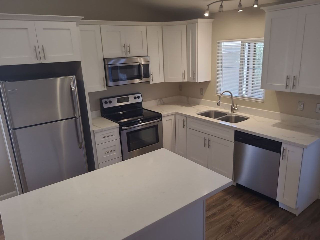 2902 E Irwin Ave - Photo 2 of 23