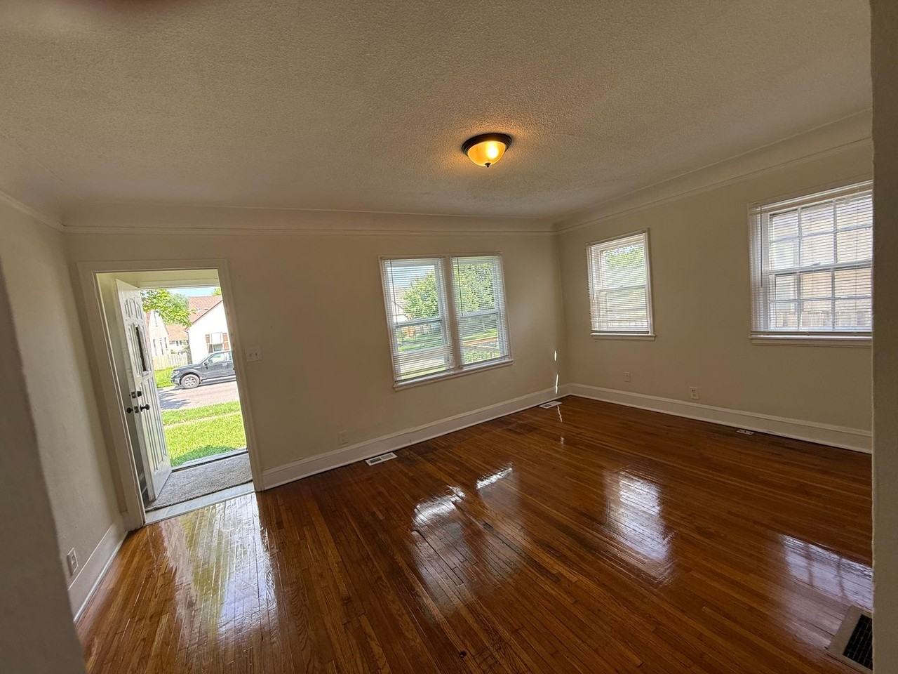 3335 Knox Ave N - Photo 2 of 8