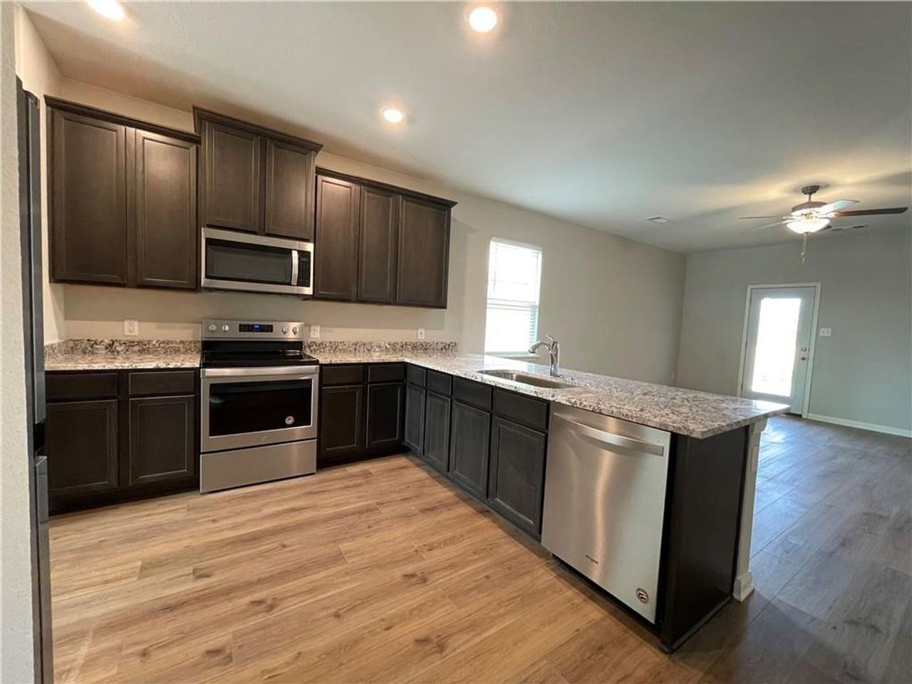 508 Republic Dr - Photo 4 of 19