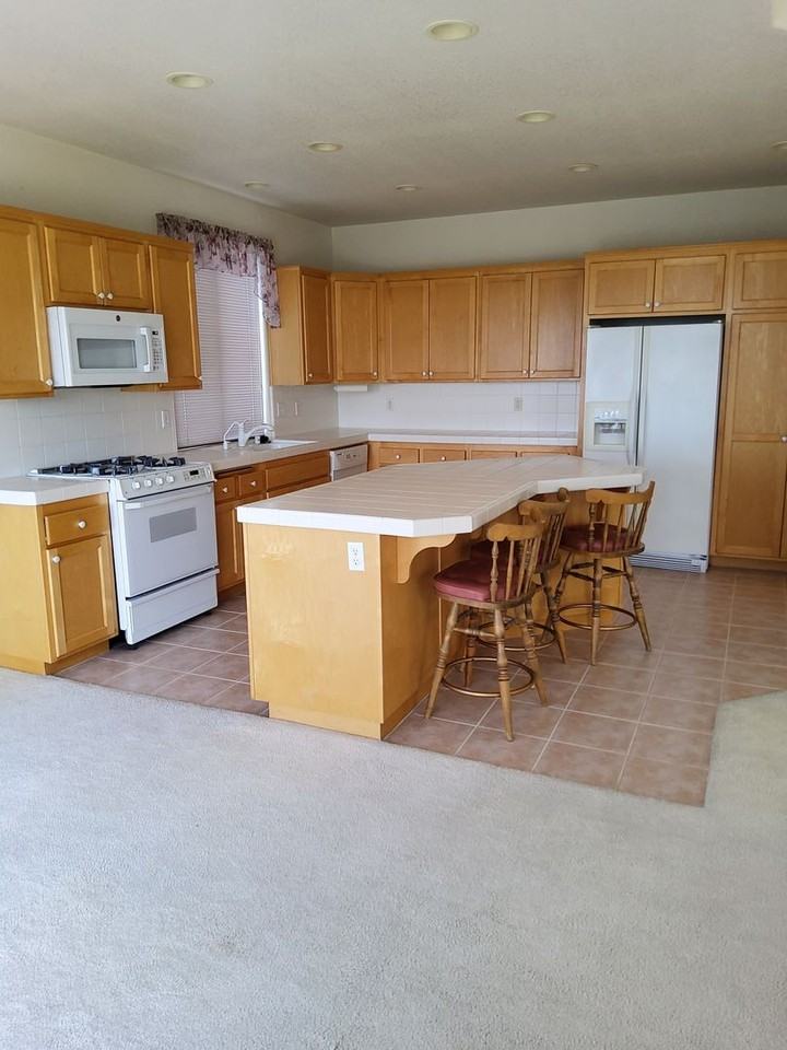 370 Vista Dr - Photo 3 of 36