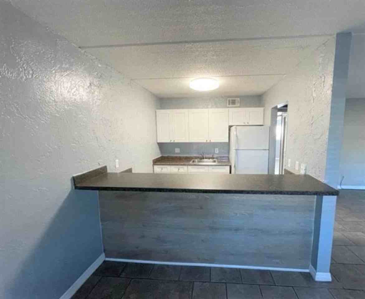 411 N Halifax Ave - Photo 4 of 9