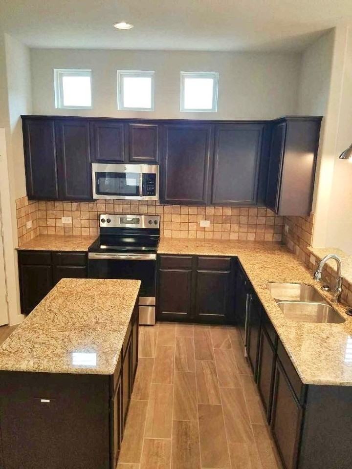 160 Lakeview Ct - Photo 3 of 10