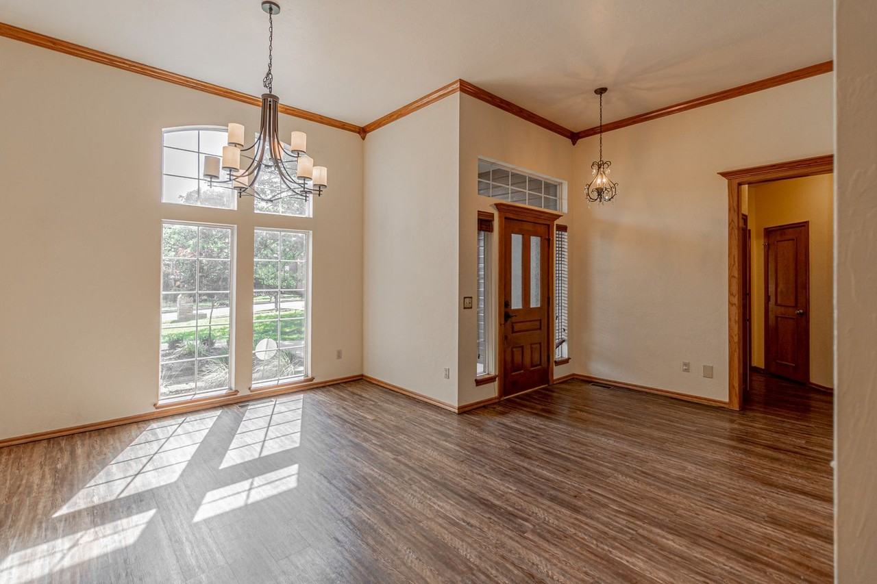 304 Saint James Dr - Photo 2 of 27