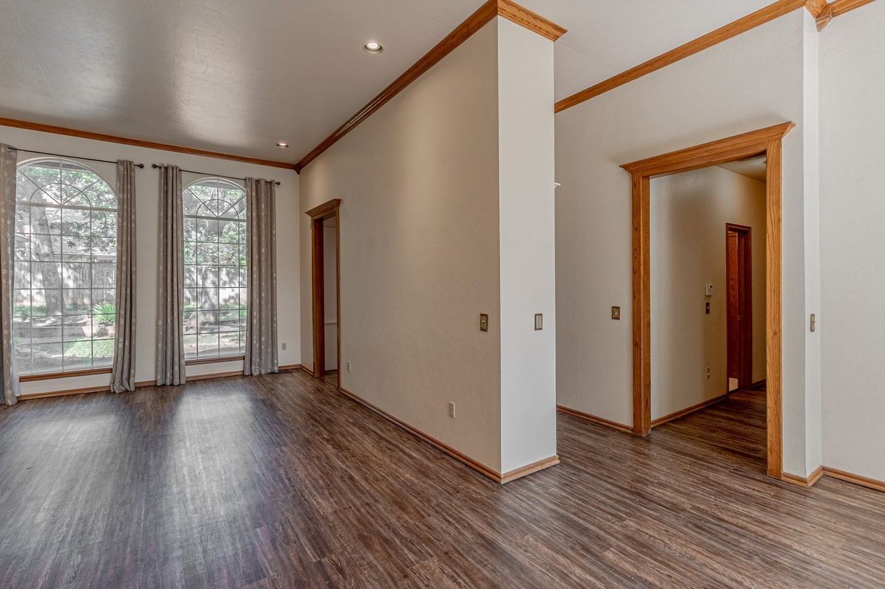 304 Saint James Dr - Photo 3 of 27