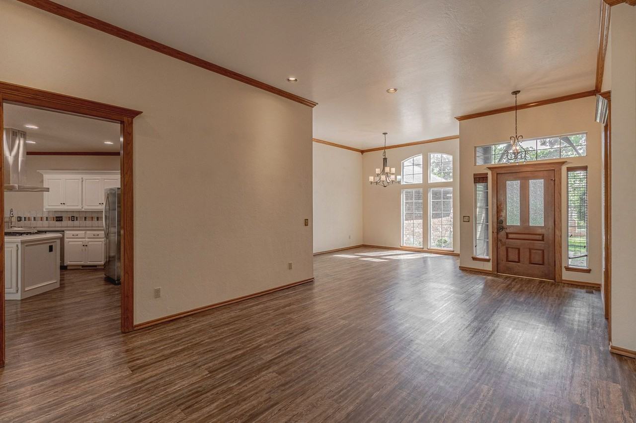 304 Saint James Dr - Photo 4 of 27