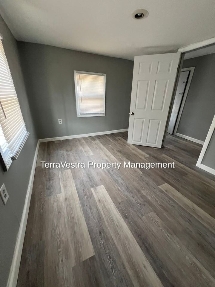 608 S 2nd St - Photo 5 of 15