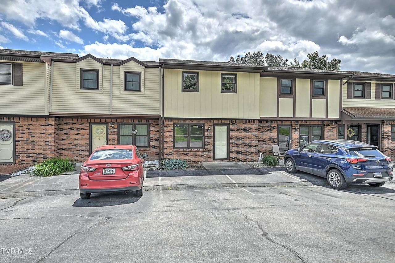 225 Oakcrest Cir - Photo 2 of 31