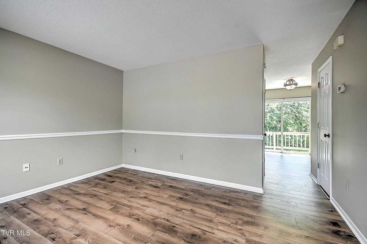 225 Oakcrest Cir - Photo 3 of 31