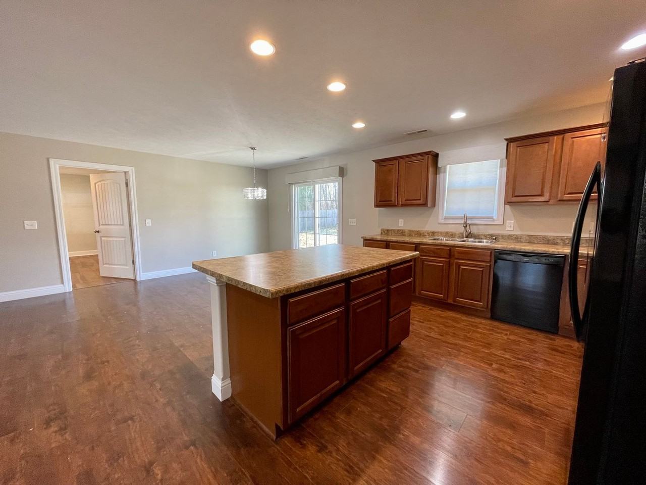 918 Whitecotton Dr - Photo 3 of 24