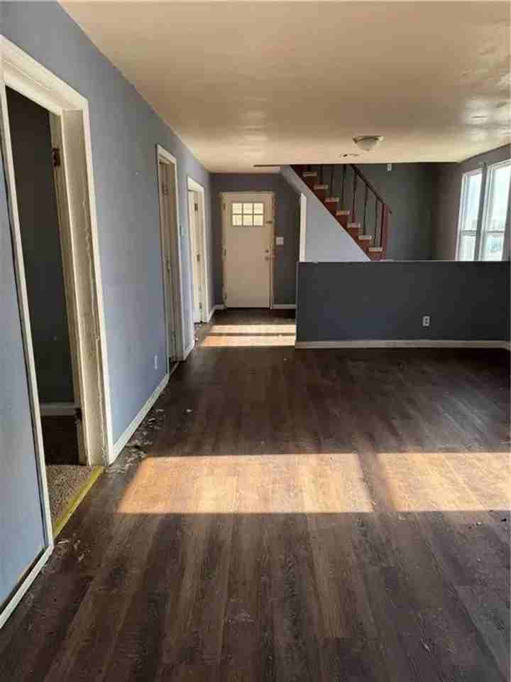 1205 S Malcolm Ave - Photo 3 of 4