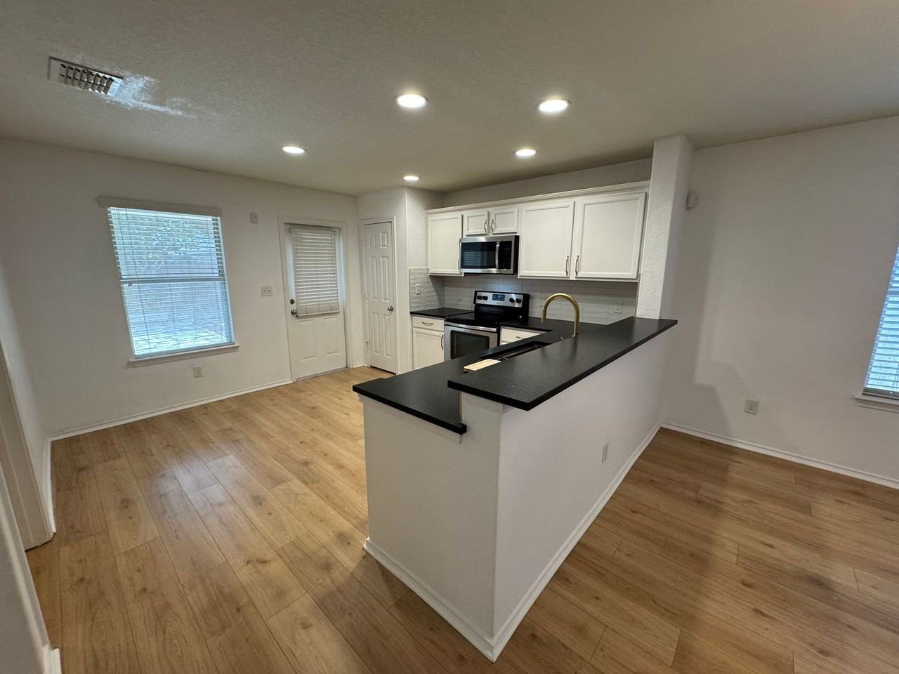 8934 Oakwood Park - Photo 7 of 23