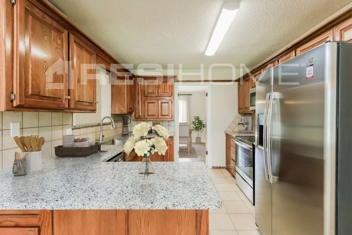 7425 Nw 105th St - Photo 2 of 20