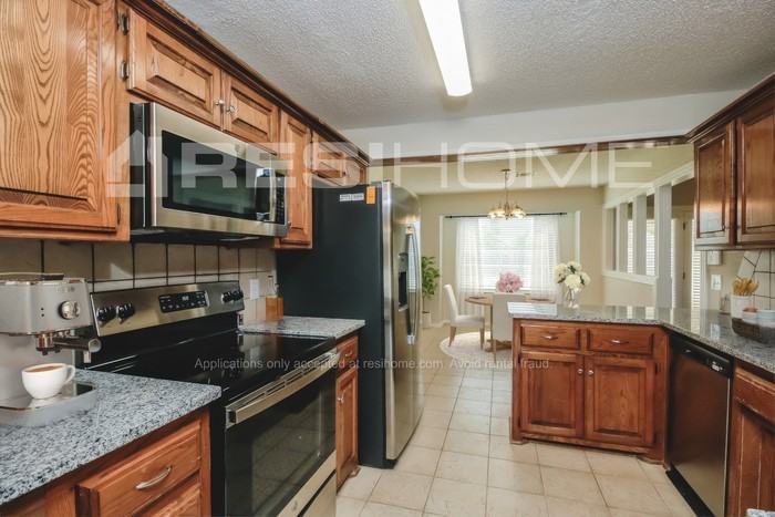 7425 Nw 105th St - Photo 3 of 20