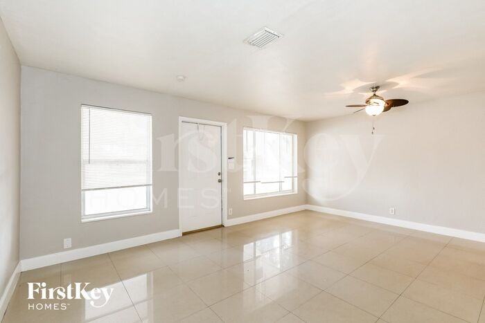 3763 Sw 17th St - Photo 3 of 15