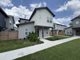 featured image of Gruene Vineyard Crossing & Gruene Ests