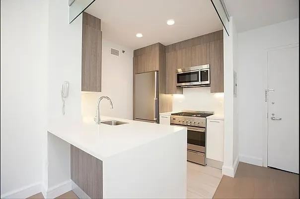 W 50th St #7L - Photo 4 of 8